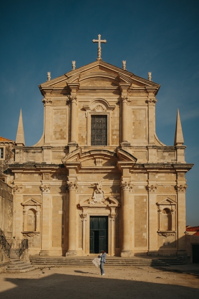 Jesuit church in Dubrovnik, portait of couple in the morning