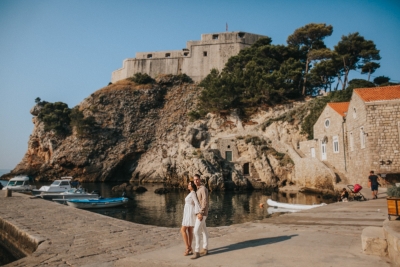 Pile area with st. Lawrence fortress in the background, couple on a morning photo shoot