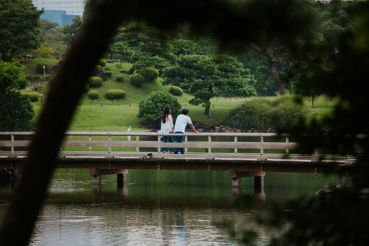 Lovely couple in Hama-rikyu gardens in Ginza, Tokyo